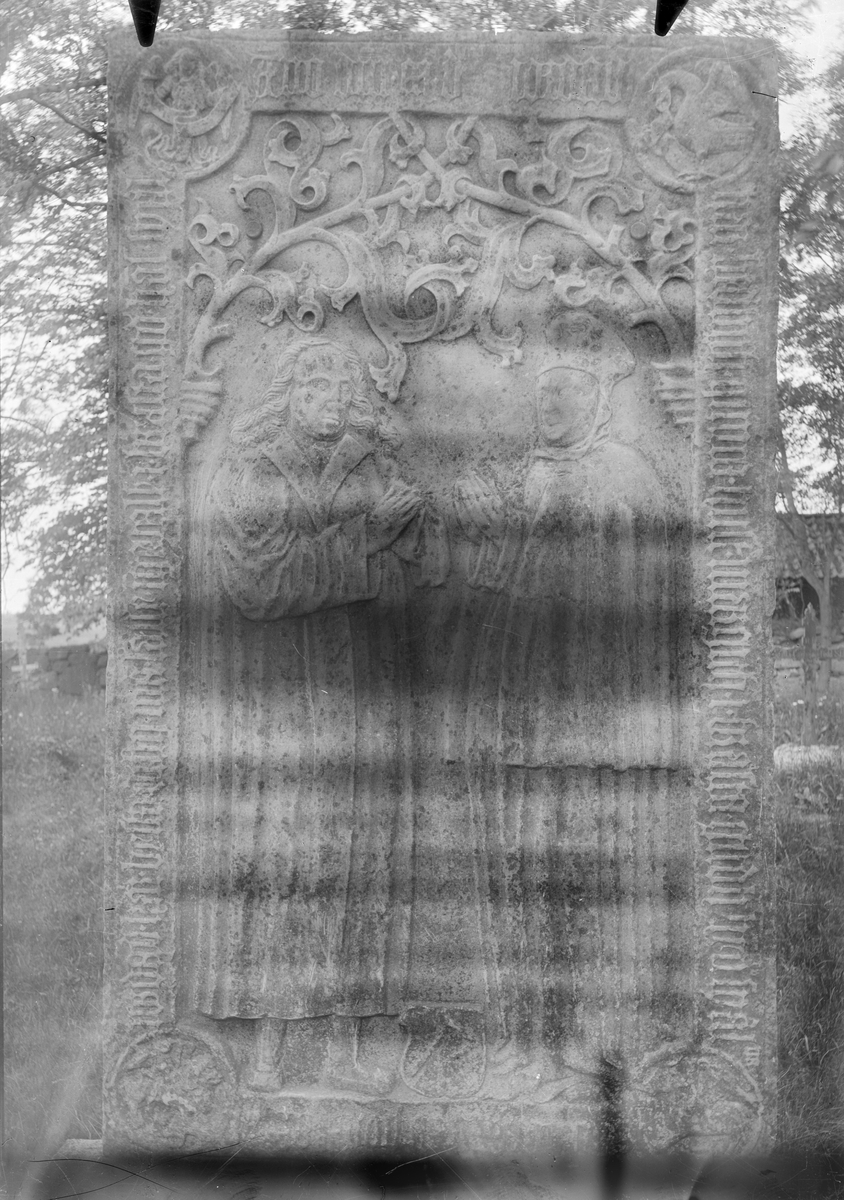 Henri Osti's Fotografiateliér, Gravhäll, bild beställd av handlaren Gustaf Söderbäck, Uppsala före 1914