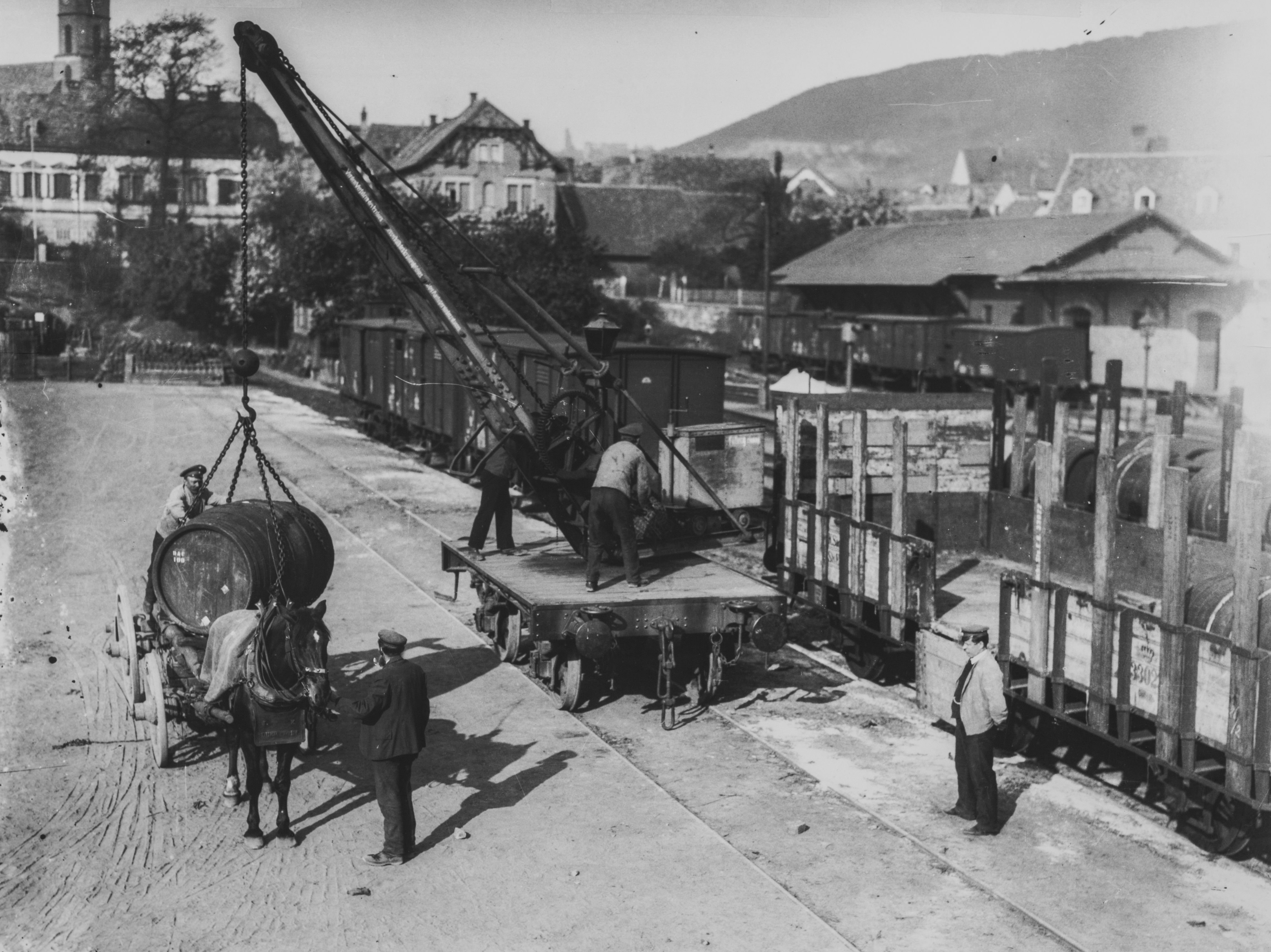 Heinrich Strieffler, Historische Fotografie: Verladen von Weinfässern am Bahnhof Landau