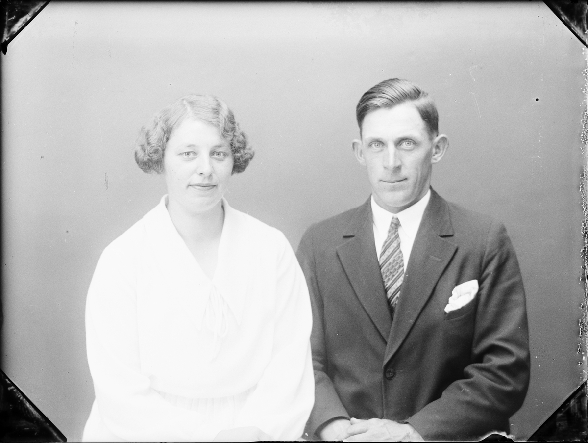 Skötsner-Edhlund, Ateljéporträtt - kvinna och man, Östhammar, Uppland