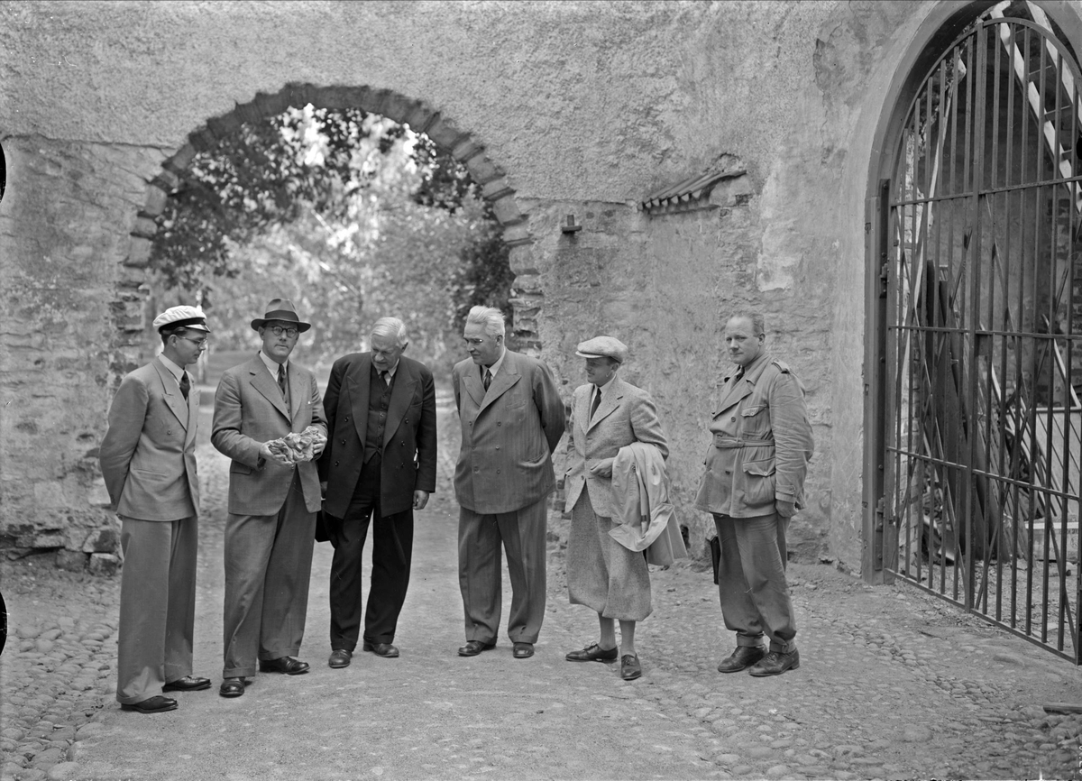 Paul Sandberg, Nils Sundquist, the master builder Anders Diös and other men in Sturevalvet at Uppsala Castle, Uppsala 1941