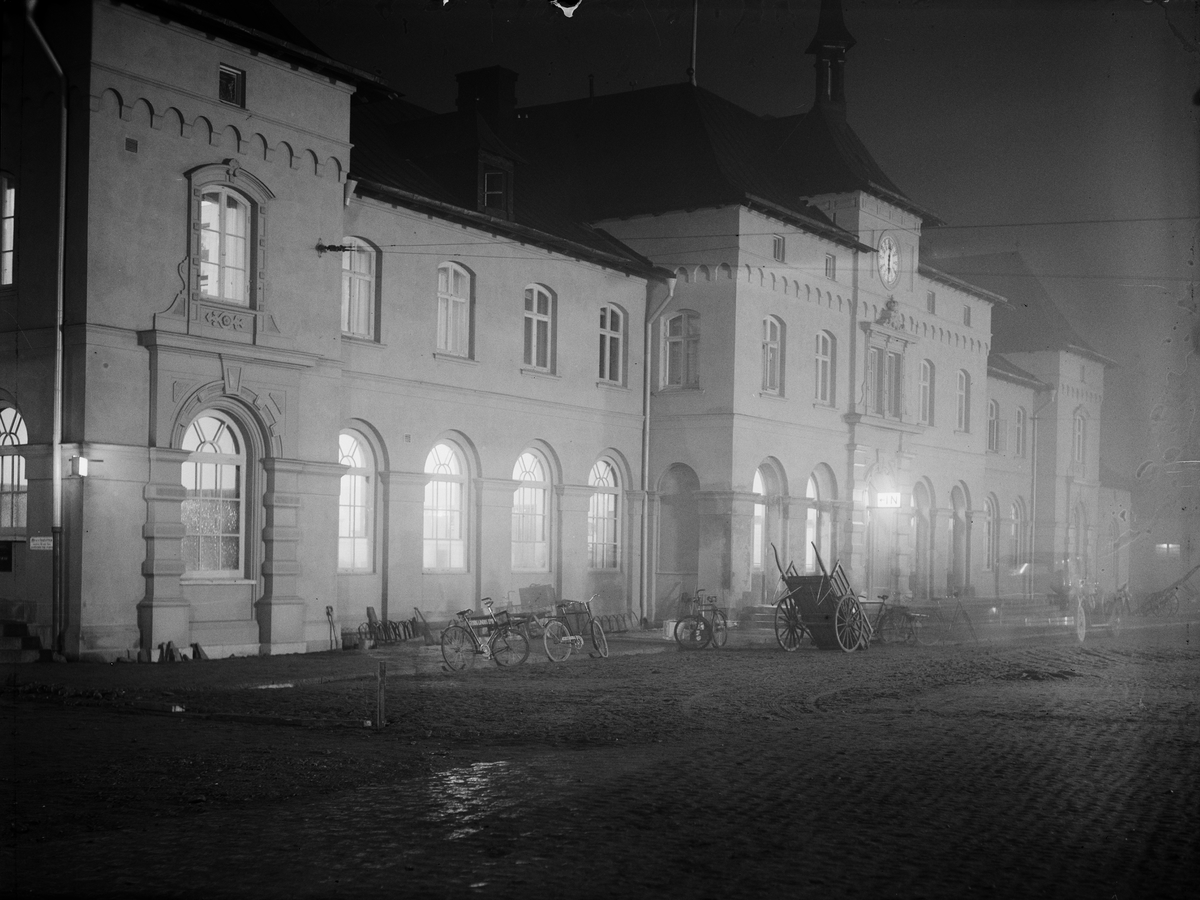 Paul Sandberg, "Den friserade fasaden i strålkastarbelysning" - den nyrenoverade Uppsala central