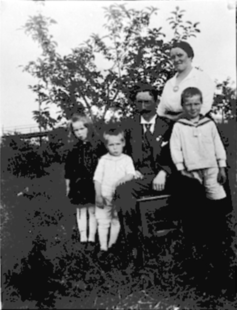 Anno Domkirkeodden, GRUPPE 5 FAMILIE, 2 VOKSNE, 3 BARN, SAMLET I HAGE PÅ STORHAMAR.