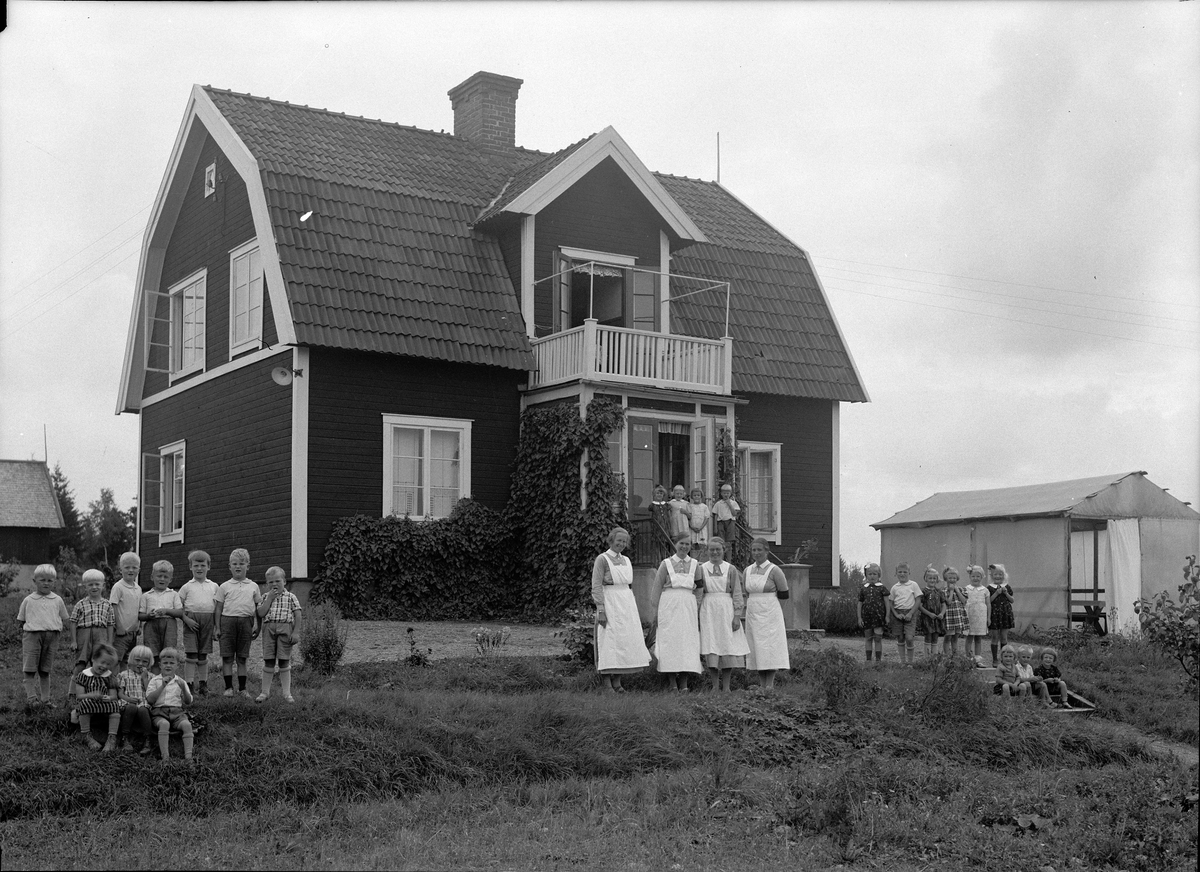 Paul Sandberg, The colonial children and the staff in front of the “colony villa in Gunsta”