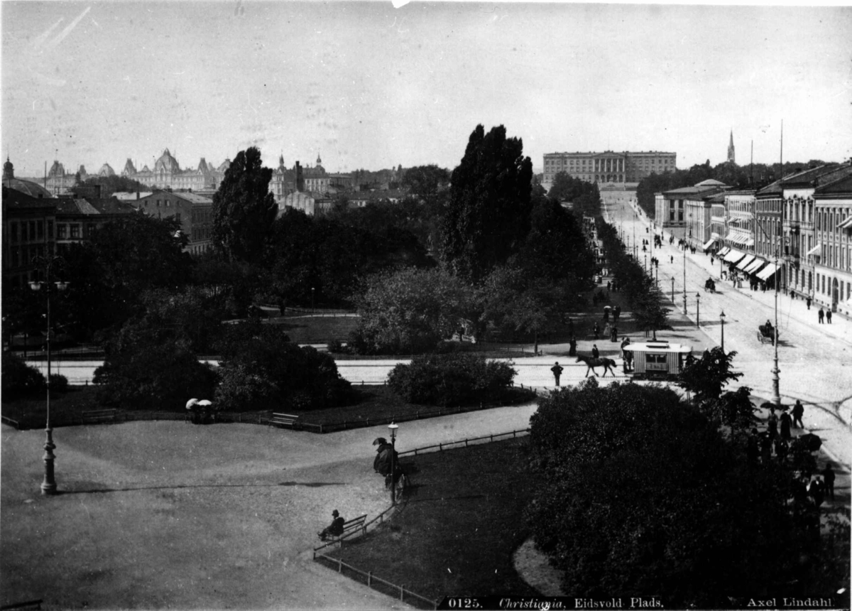 Axel Lindahl, Karl Johans gate, Oslo ant. ca. 1890. Fra Eidsvolls plass, Karl Johan, Stortingsgata mot Slottet.
