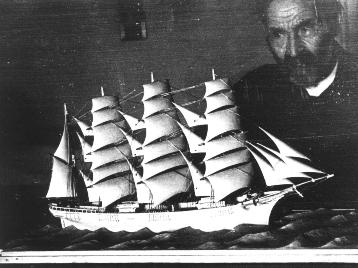 Anna Grostøl, Kristian Egeland og hans selvbygde skutemodell. Egeland, Lista, Farsund, Vest-Agder 1941.