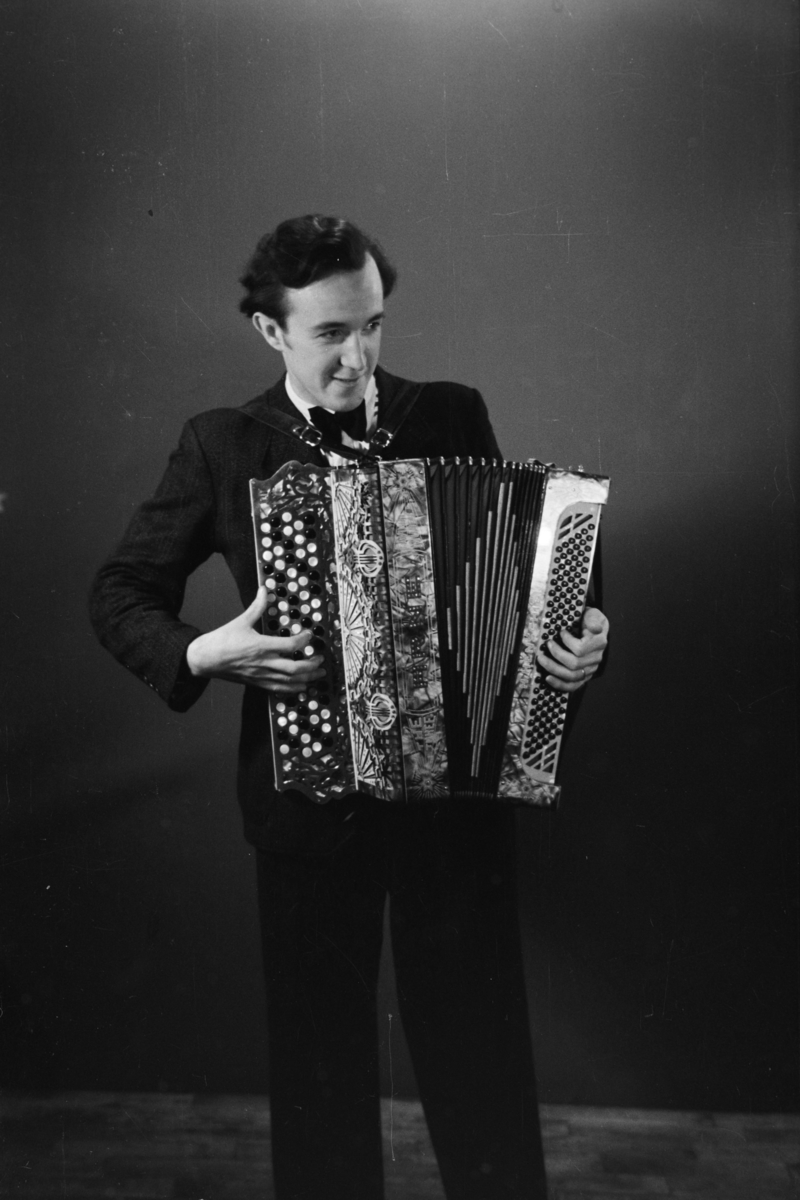 Unknown artist, En musiker med trekkspill fra Holtmons trio