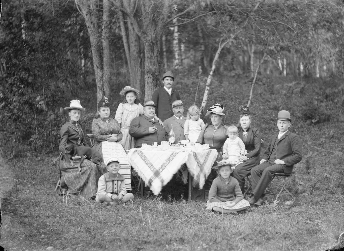 Henri Osti's Fotografiateliér, Iron dealer J L Björkman with a socialite in the garden, Uppsala 1894