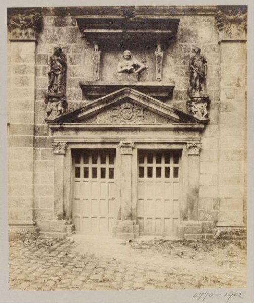 Atget, Jean-Eugène-Auguste, Doorway in courtyard, Fontainebleau, France