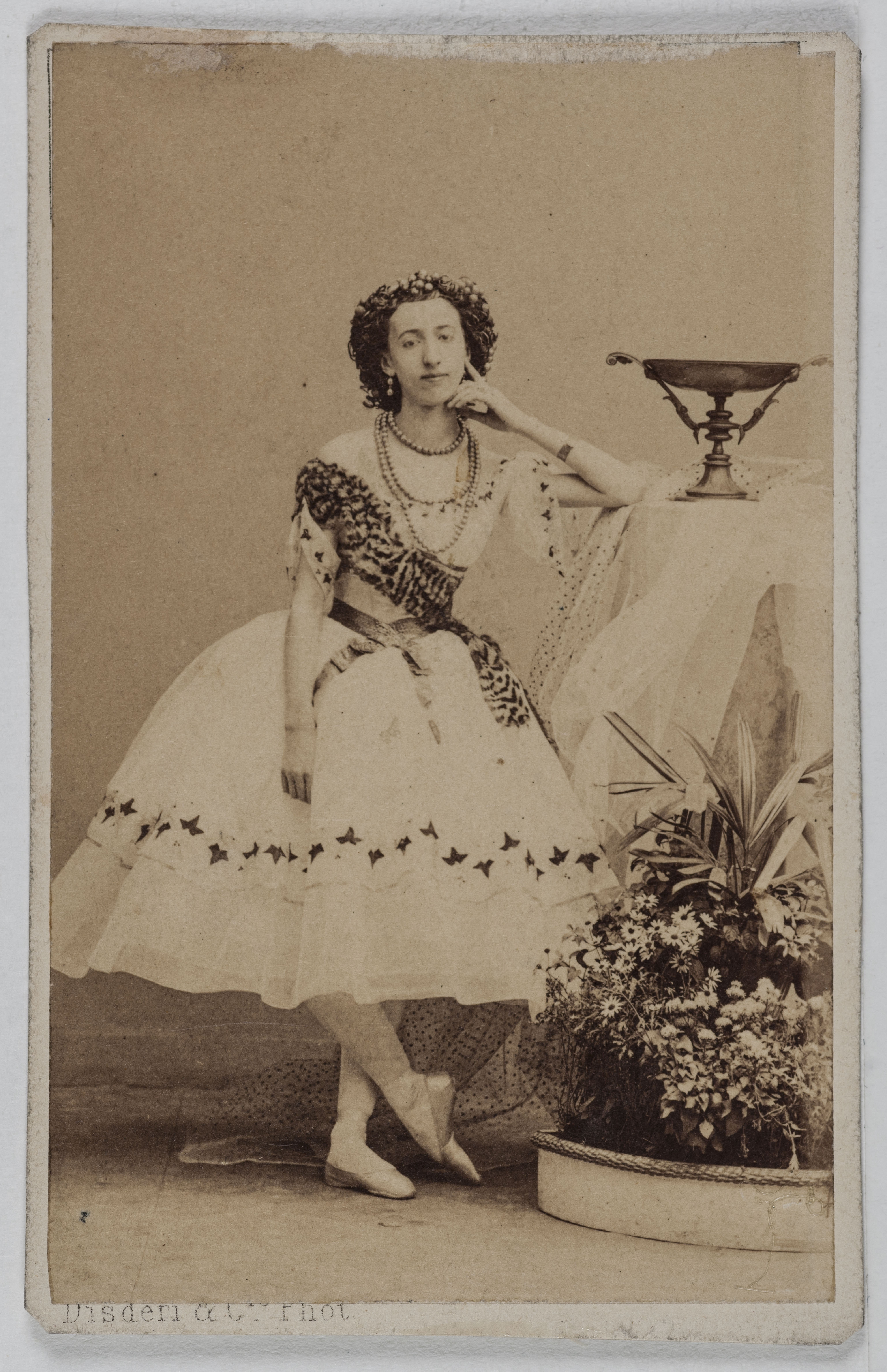 Disderi & Cie, Portrait de Livry Emma, (née Jeanne-Emma Emarot), (1842-1863), (danseuse)