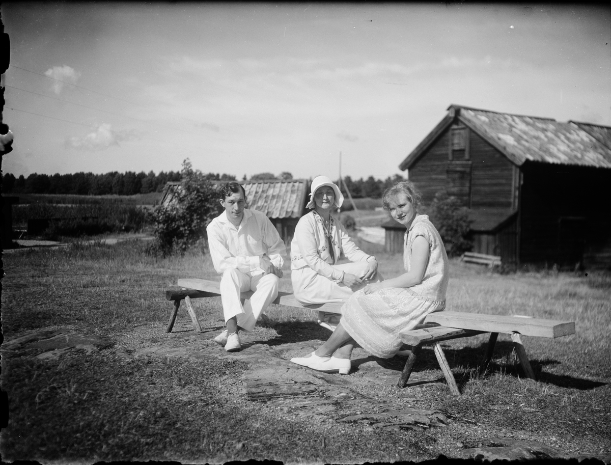 Skötsner-Edhlund, Josef, Sara and Tyra Edhlund are on a bench, Östhammar, Uppland