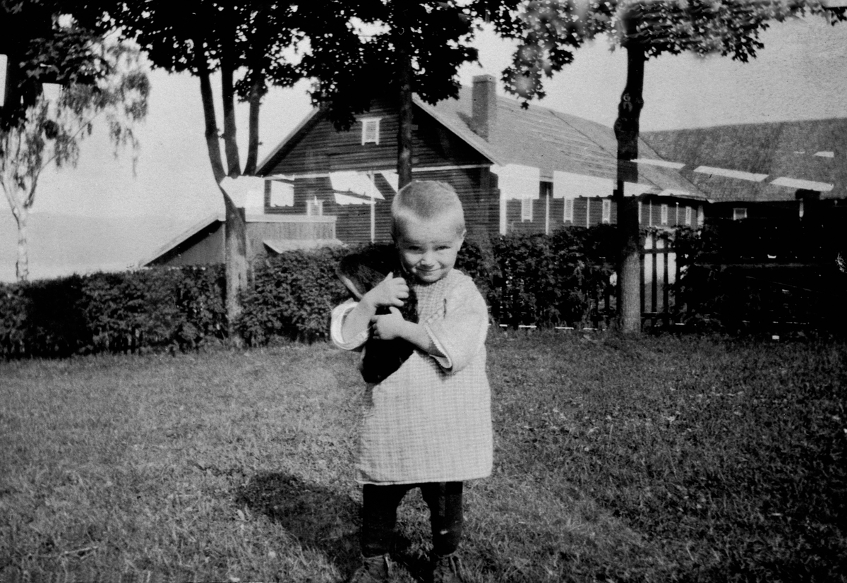 Anno Domkirkeodden, Morten Lennart Sendstad f.1915 foran låven på Sendstad, Nes, Hedmark.