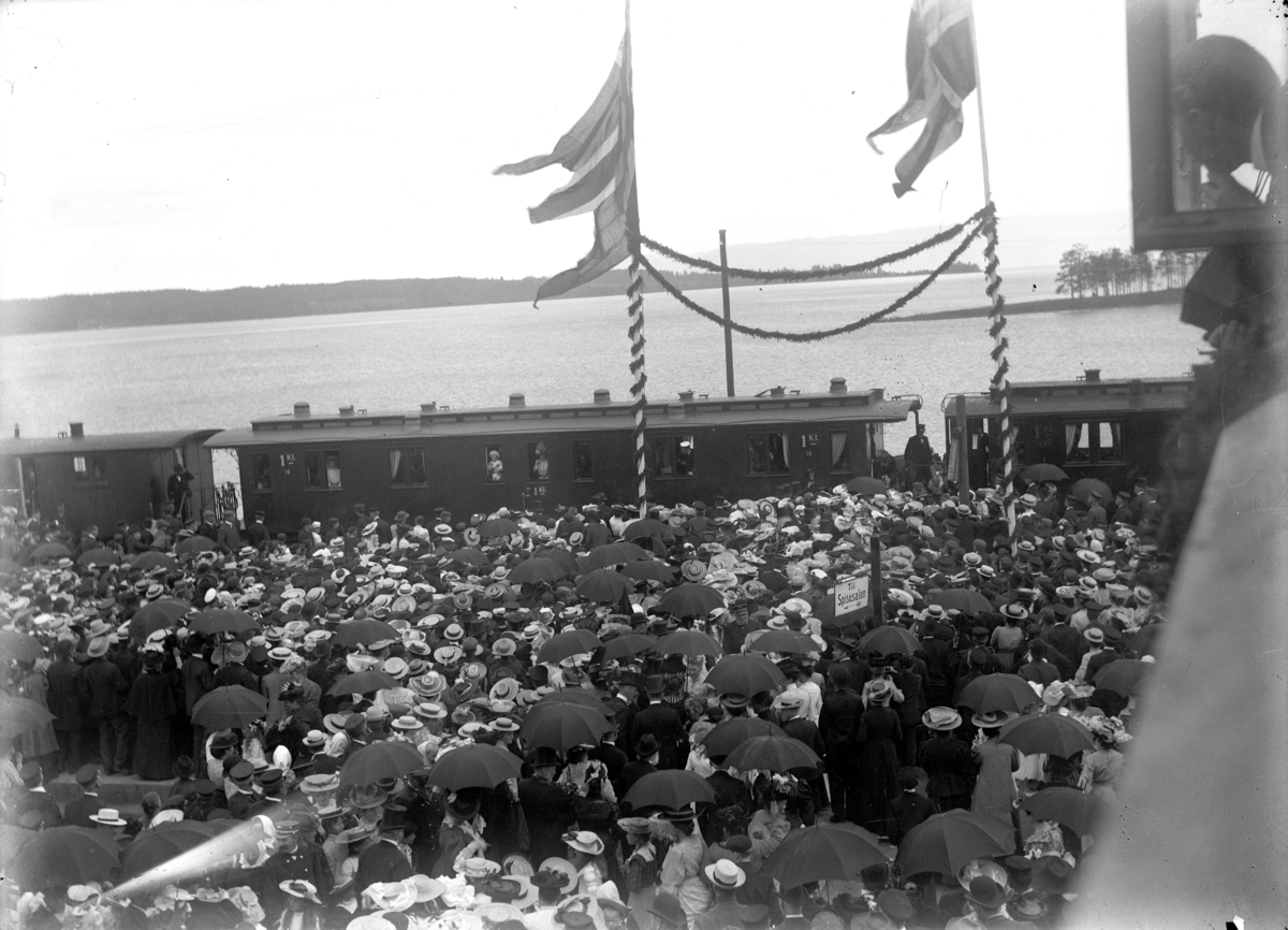 Johannes Larsen Alhaug, Stor menneskemengde samlet på Hamar stasjon for å hilse Kong Haakon og Dronning Maud velkommen under kroningsferden i 1906.
