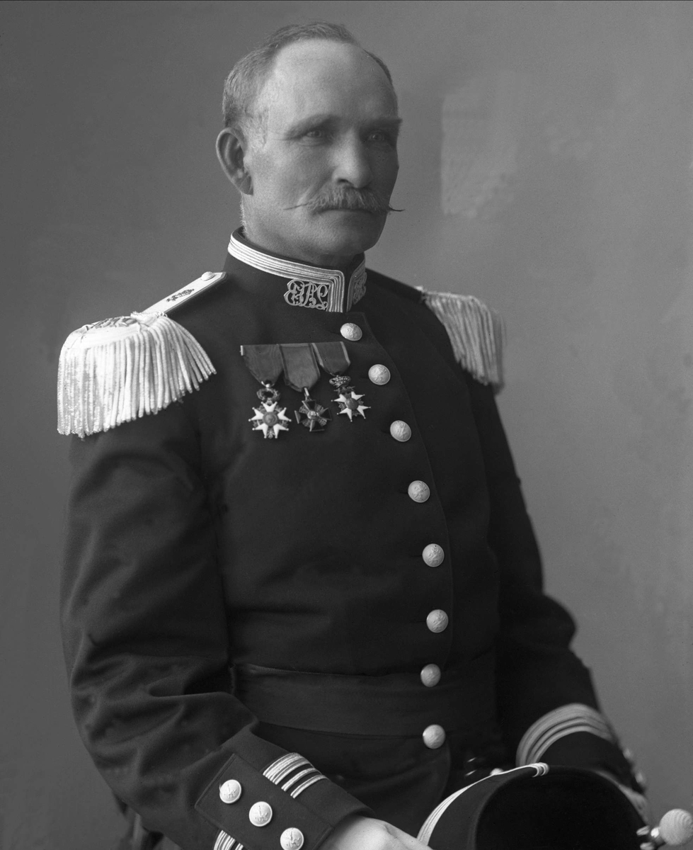 Gustav Borgen, Portrett, generalmajor Johan Lauritz Bull i uniform.