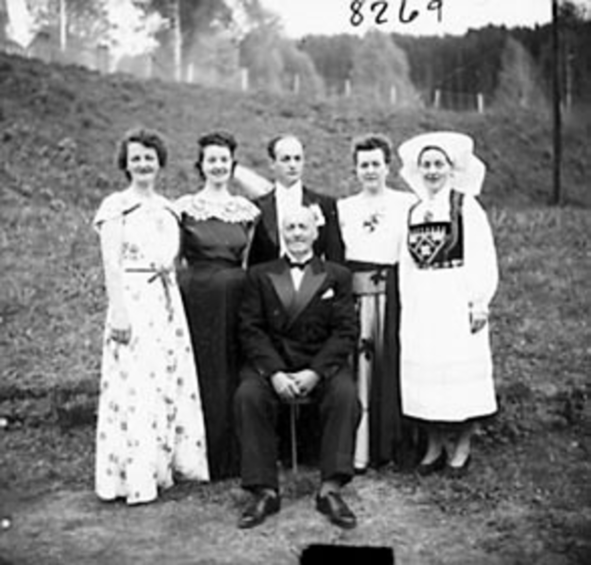 Anno Domkirkeodden, GRUPPE 6 BRYLLUPSGJESTER, HALVARD BRYN GIFTER SEG MED DATTER AV KRISTIAN FJELD, ORDFØRER OG STATSRÅD