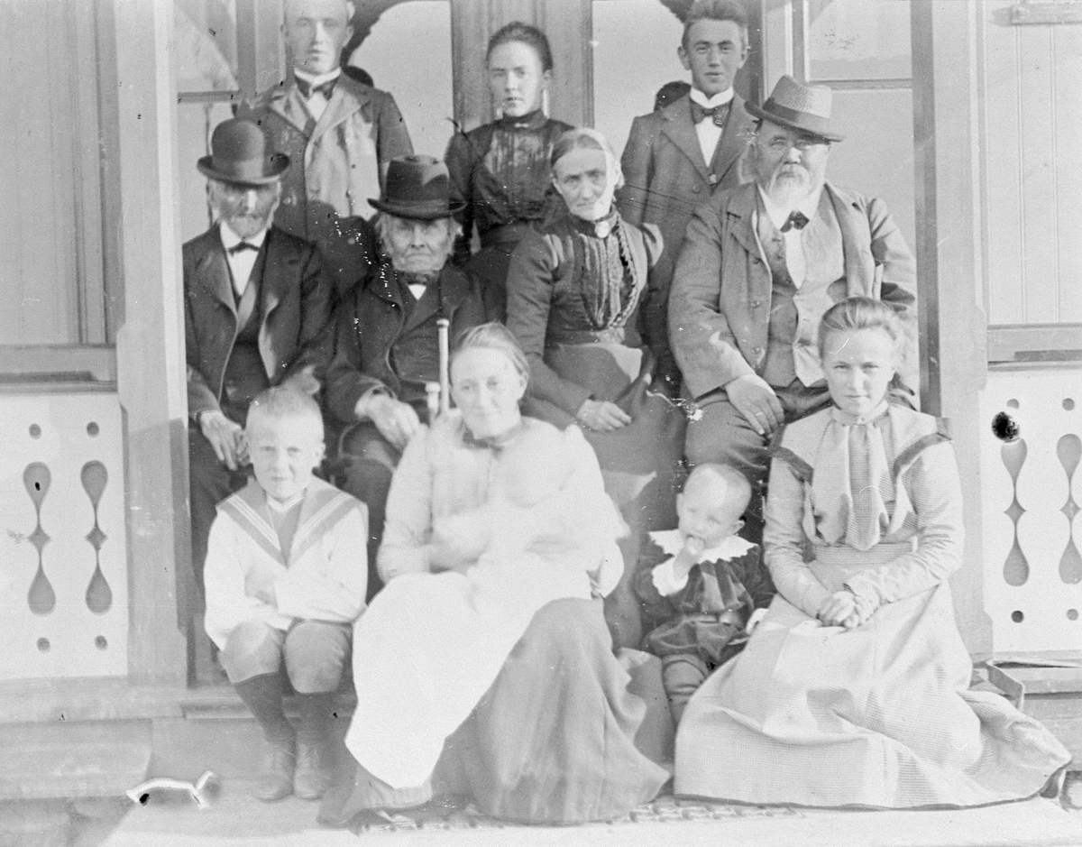 Anno Domkirkeodden, GRUPPE: 12 FAMILIEN BENNINGSTAD, FORAN FRA VENSTRE: OLAF, JOHANNE MED KARI, EIVIND, KAREN, REKKE 2 FRA VENSTRE: OLE ENGEBRETSEN, ARNE JANSEN, KARI, JØRGEN, BAK FRA VENSTRE: KNUT, INGER, JOHAN, BENNINGSTAD STORE.