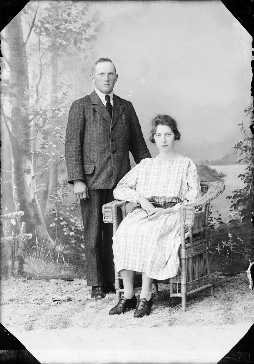 Skötsner-Edhlund, Ateljé portrait - woman and Ernst Almqvist from Harg parish, Uppland 1923