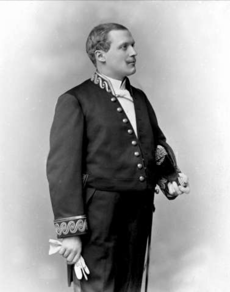 Gustav Borgen, Portrett, Løvenskiold, i uniform som legasjonsråd eller legasjonssekretær i den felles svensk-norske utenrikstjeneste.