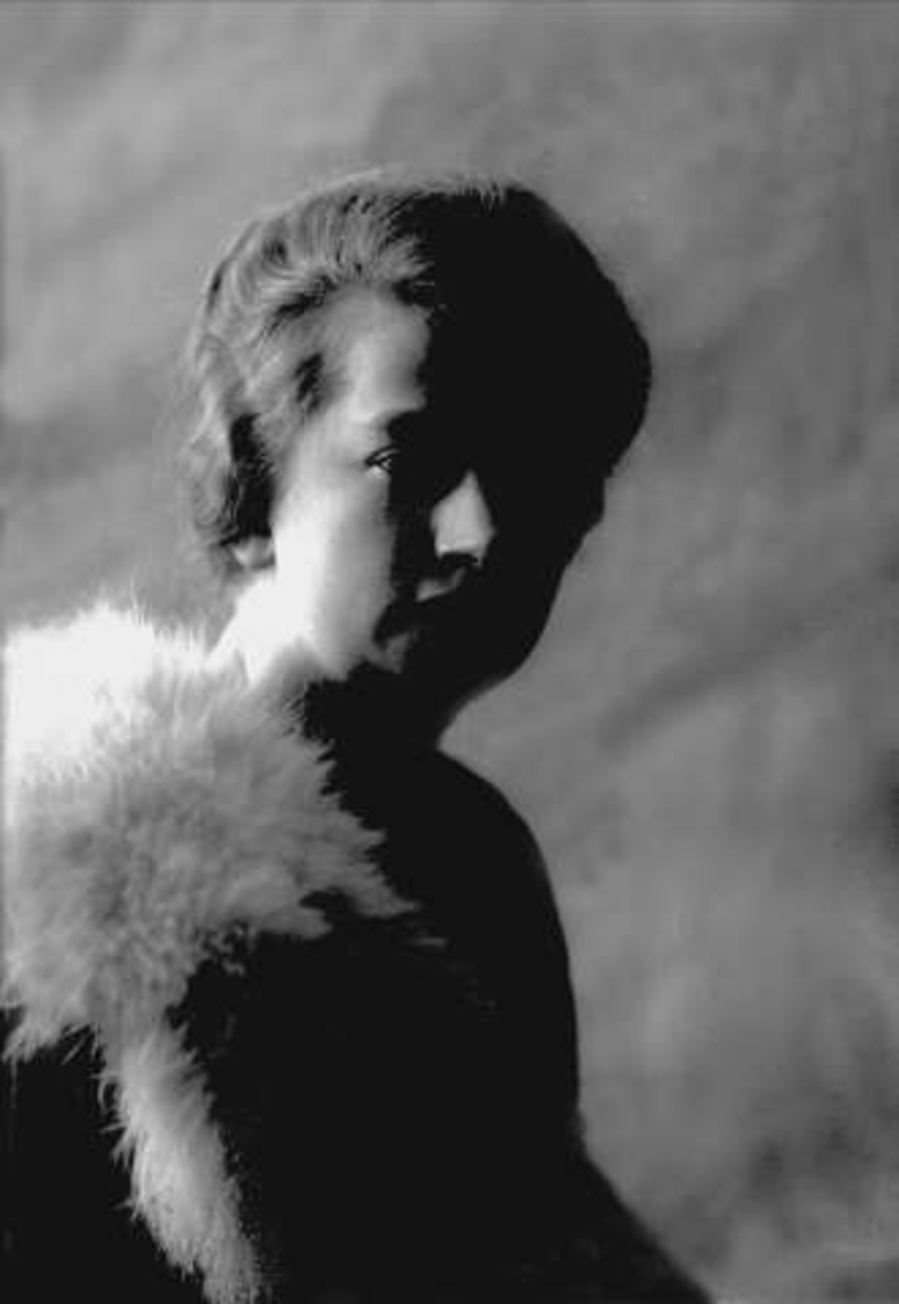 Gustav Borgen, Portrett, kvinne med pelsboa. Fru Ragnhild Johansen.