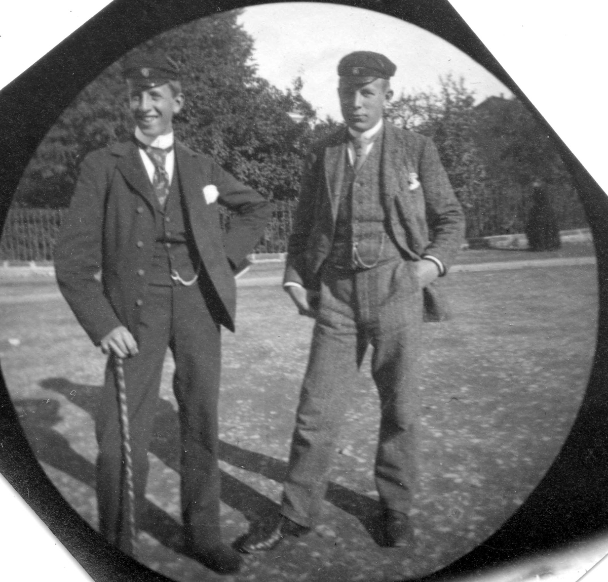 Fredrik Carl Mülertz Størmer, Herman Reimers og Hartvig Nissen med studentluer i park, ant. Oslo. Studenter fra 1892.