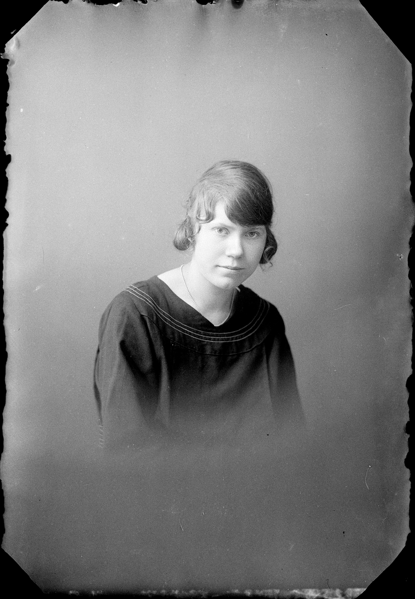 Skötsner-Edhlund, Ateljéporträtt - Ingrid Karlsson från Hargshamn, Harg socken, Uppland 1923