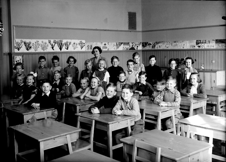 Sven Lindskog, Almby Norra skola, klassrumsinteriör, 26 skolbarn med lärarinna fröken Märta Larsson. Klass 2aq, sal 1.