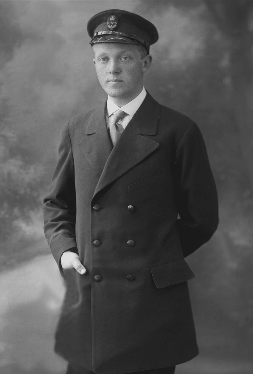 Gustav Borgen, Portrett, mann med uniformslue fra KNS. Herr Leif H Hagen.