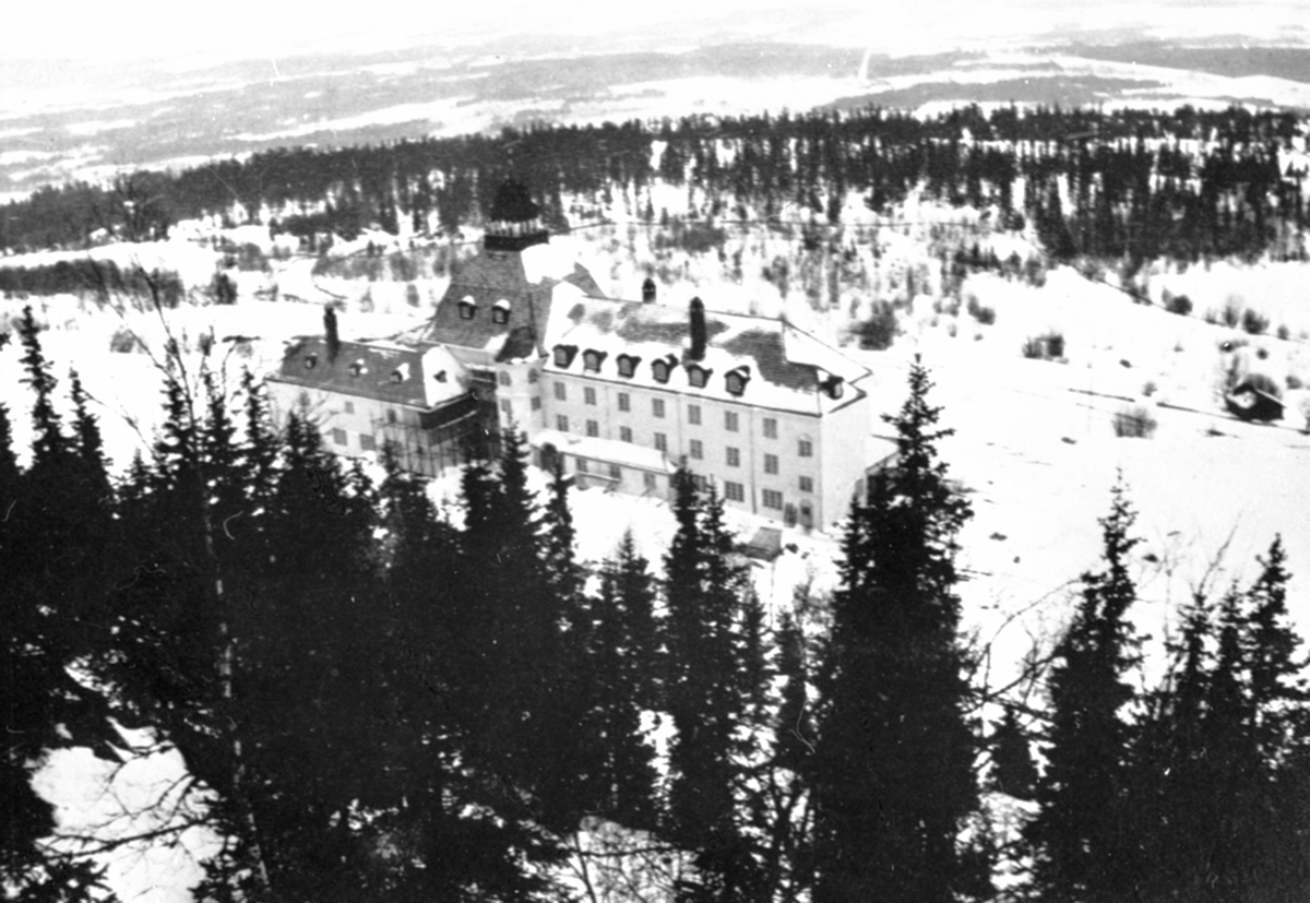 Anno Domkirkeodden, Høsbjør turisthotell, Furnesåsen. Vinter. Sett fra Høsbjørkampen.