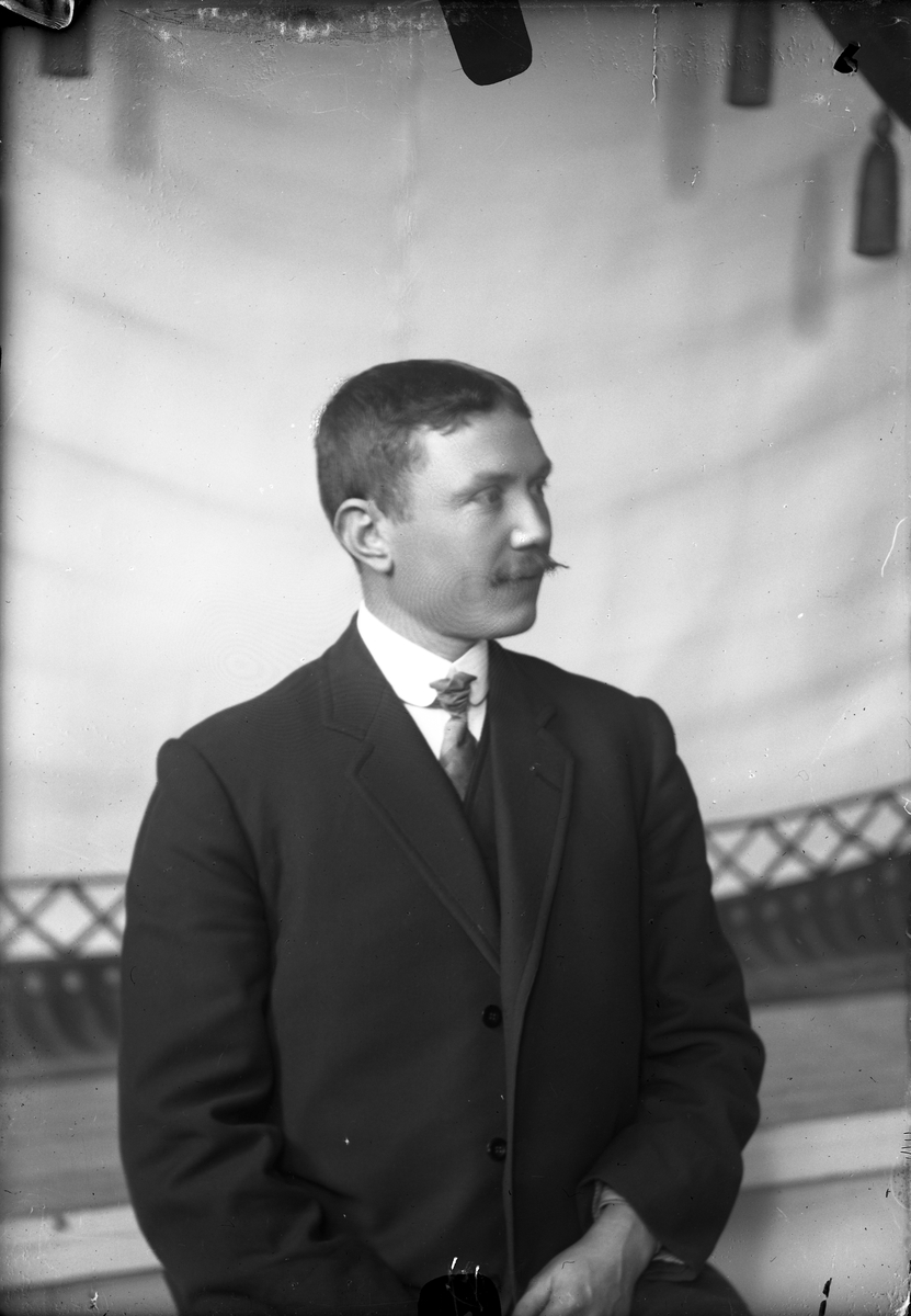 Oscar Holte, Portrett av mann