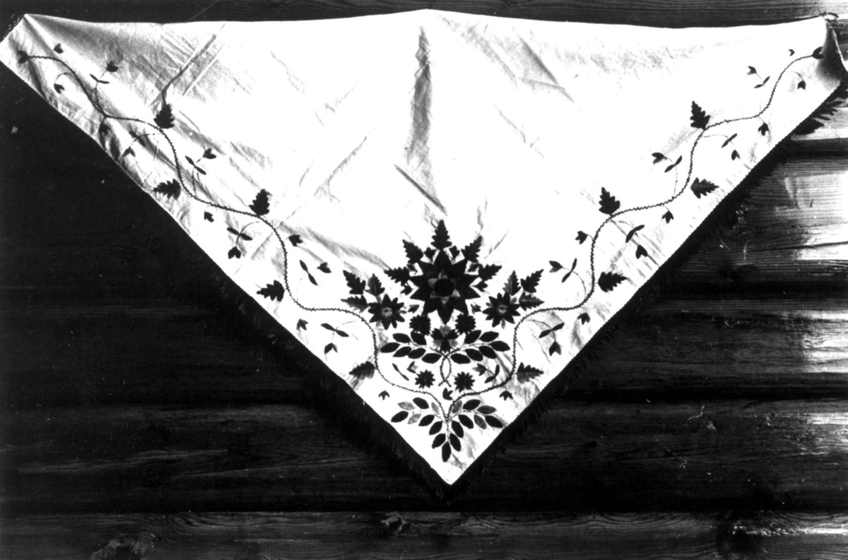 Anna Grostøl, Dølemo Åmli, Aust-Agder 1940. Hodeplagg. Tørkle med broderier.