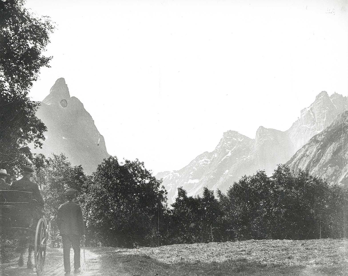 Tom Kent, Romsdalen mot Romsdalshorn, Møre og Romsdal. Mann som går og hestekjøretøy.