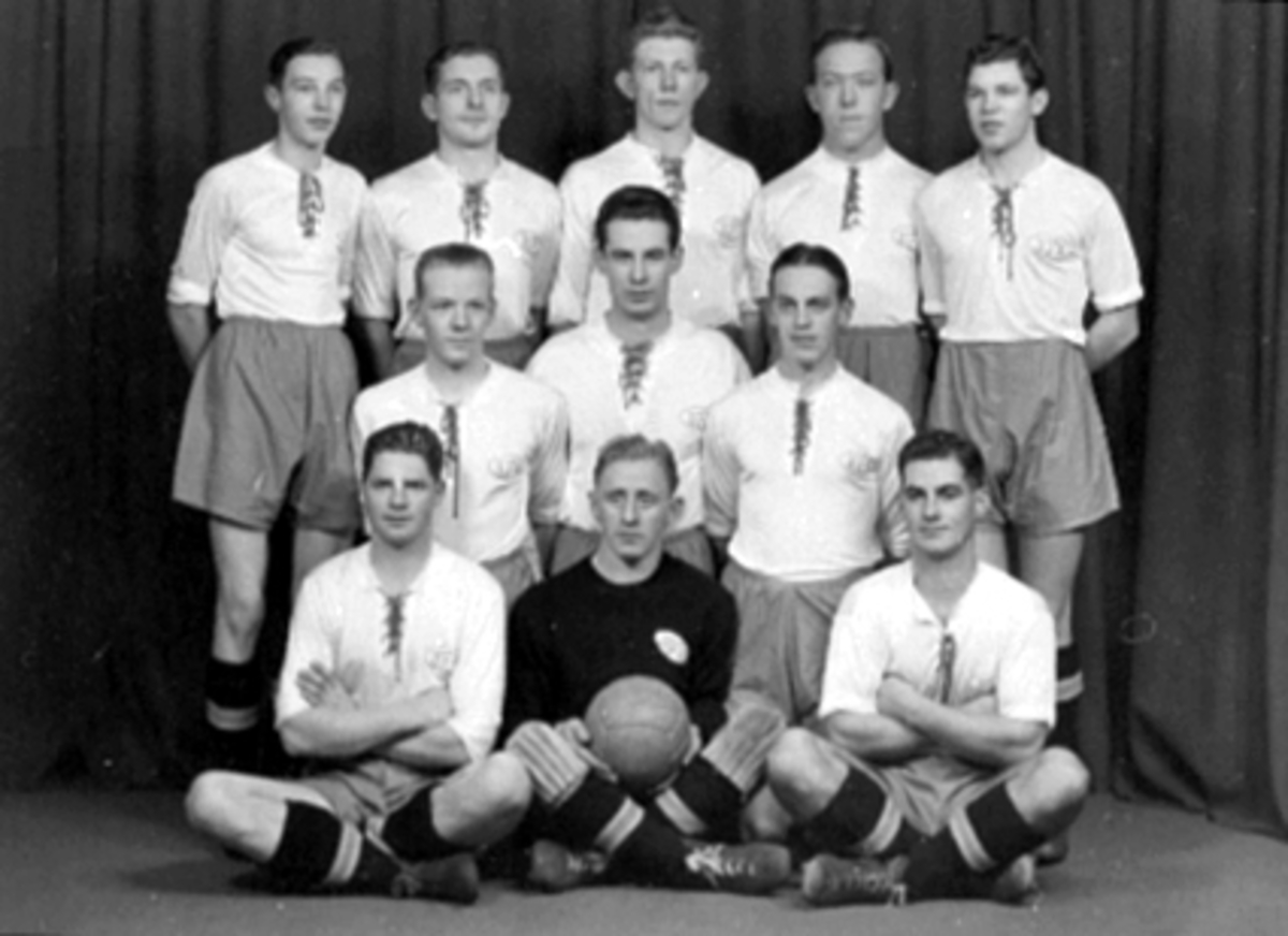 Anno Domkirkeodden, BRISKEBY FOTBALLAG, KRETSMESTER 1938, GRUPPE 11 FOTBALLSPILLERE FORAN FRA VENSTRE: SVERRE ROSENLUND, MARTIN BAKKERUD, EINAR DAHLSVEEN, I MIDTEN: ODDMUND BERNTSEN, ODD NORMANN, BJARNE MARTINSEN, BAK FRA VENSTRE: ARVID JOHANSEN, ROLF HANSEN (MONSEN?), KÅRE KNUTSEN, SIGURD "SJUR" HANSEN, ARVE L. LARSE…