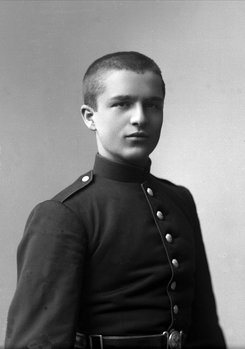 Gustav Borgen, Portrett, mann i kadettuniform.