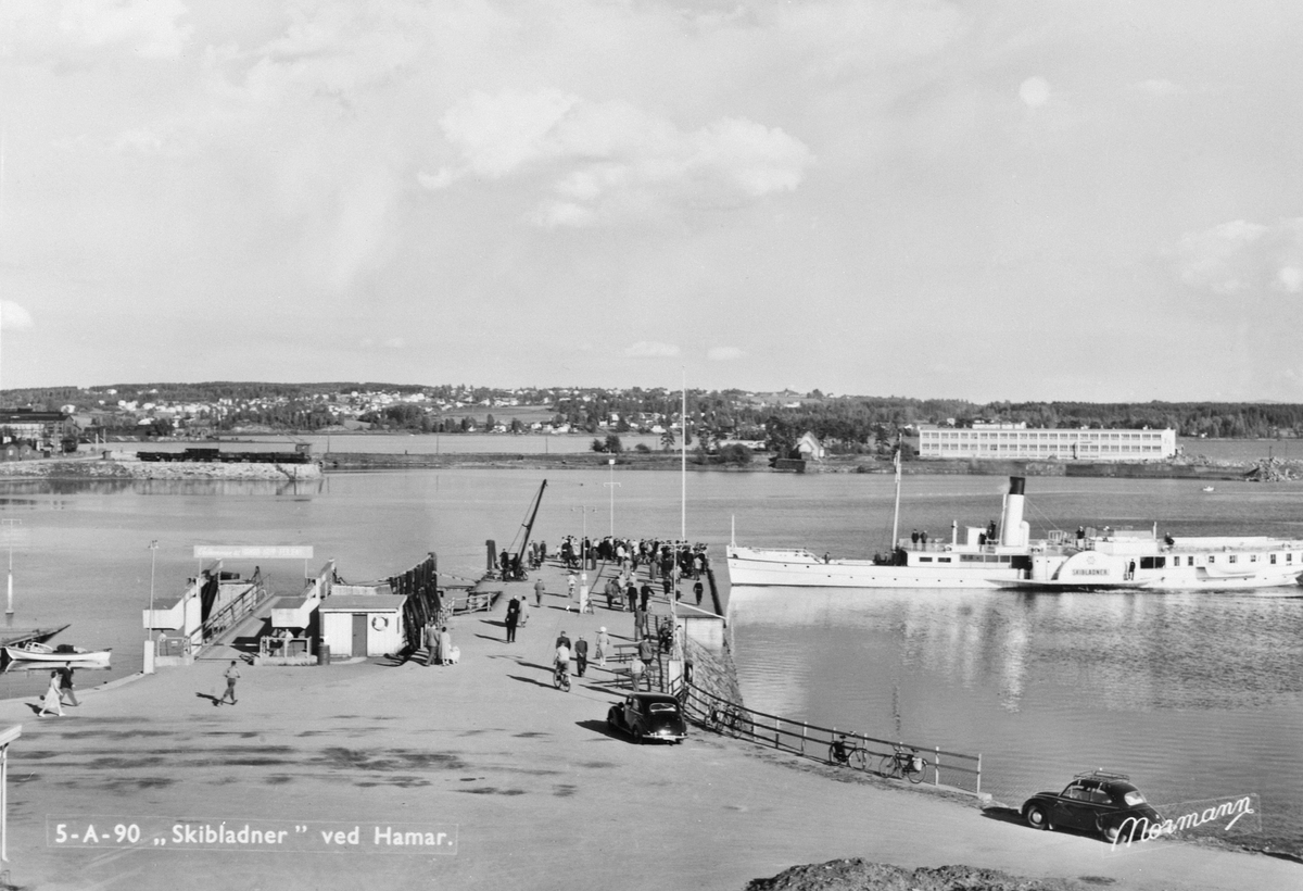 Anno Domkirkeodden, MJØSBÅTEN D. S. SKIBLADNER VED HAMAR BRYGGE. FOLK, BILER, TJUVHOLMEN I BAKGRUNNEN. POSTKORT.