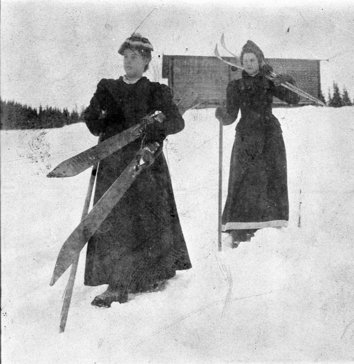 Anno Domkirkeodden, GRUPPE: 2 DAMER MED SIDE KÅPER MED SKI, VINTER, SKITUR TIL KNUKEN ?, STANGE ALLMENNING, FRITID