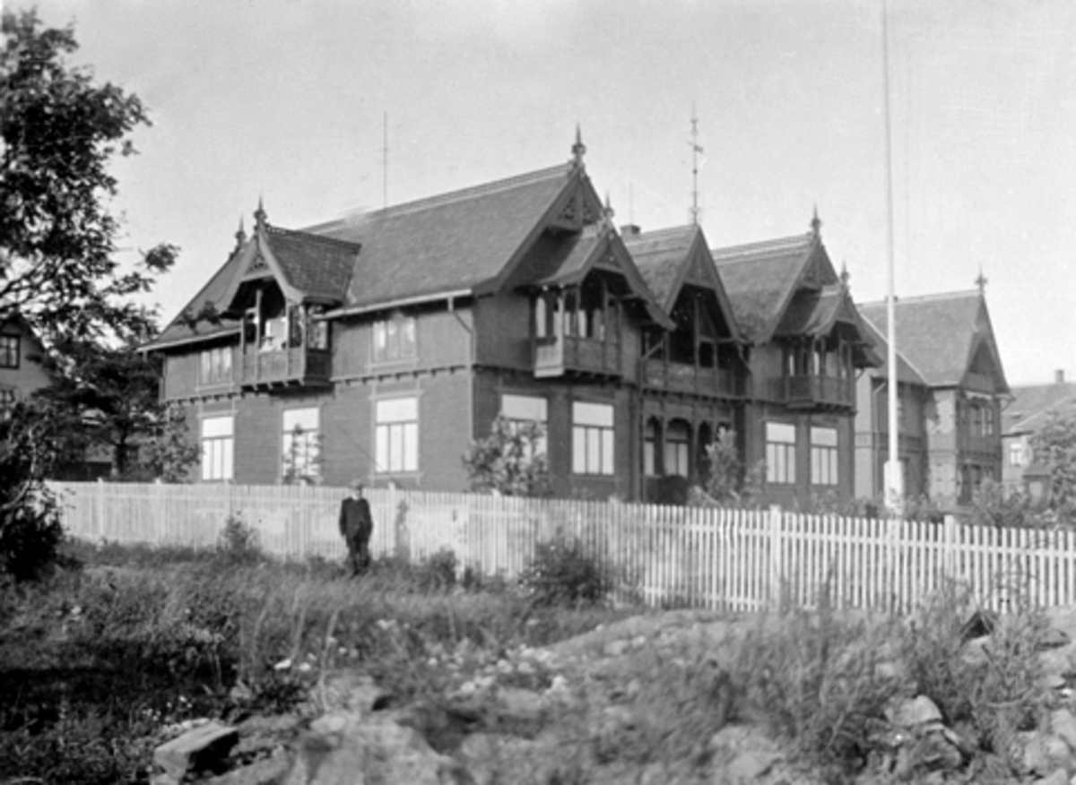 Anno Domkirkeodden, BANKKASSERER AUDENSENS HUS FRA 1890-ÅRA, ST. OLAVSGT. HAMAR, GLASSPLATE.