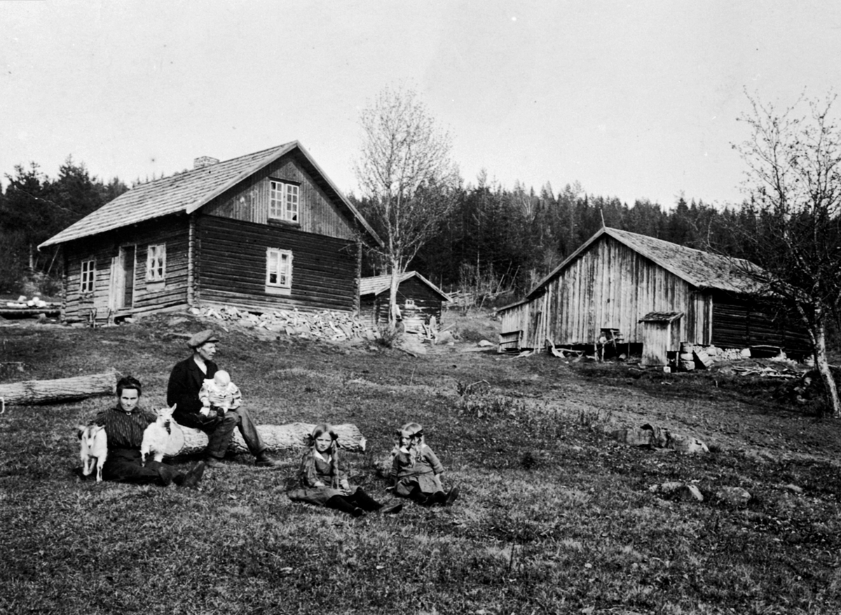 Anno Domkirkeodden, Eksteriør, gardsbruk, Kjelsmoen, Næroset, Ringsaker. Bergine og Kristian Kjellsmoen med barna Peder, Klara og Borghild.