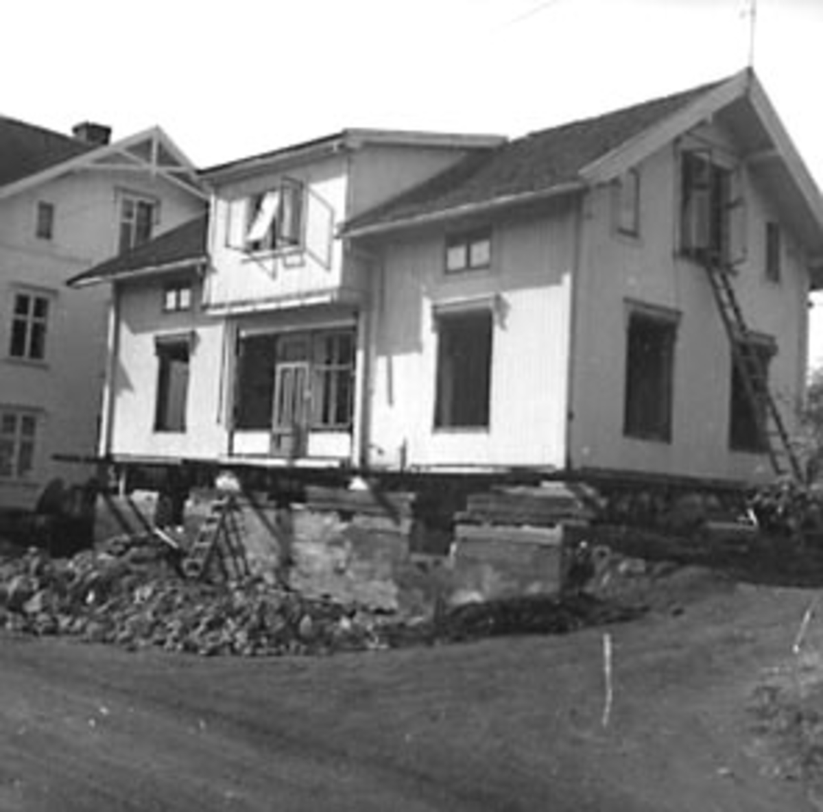 Anno Domkirkeodden, EKSTERIØR: LUNDBERGS HUS I JERNBANEGATA UNDER OMBYGGING, LINDSTADØDEGÅRDEN (GRANHOLEN?)