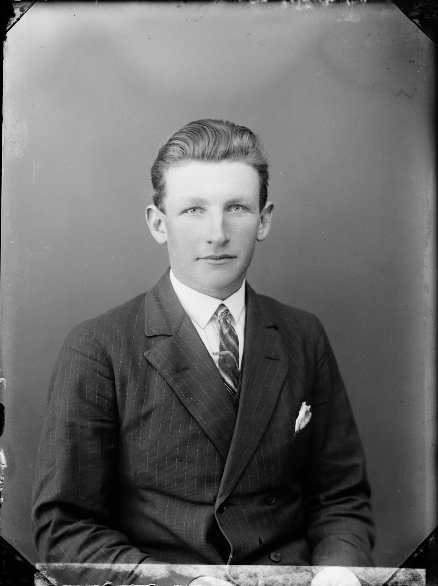 Skötsner-Edhlund, Ateljéporträtt - Einar Eriksson från Nyböle, Hållnäs socken, Uppland