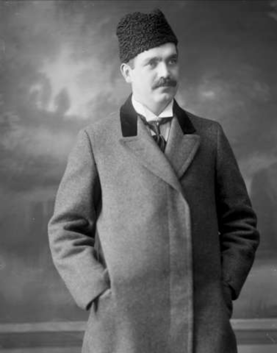 Gustav Borgen, Portrett, mann i mørk lammeskinnslue og lys frakk. Stud. jur. Næss.