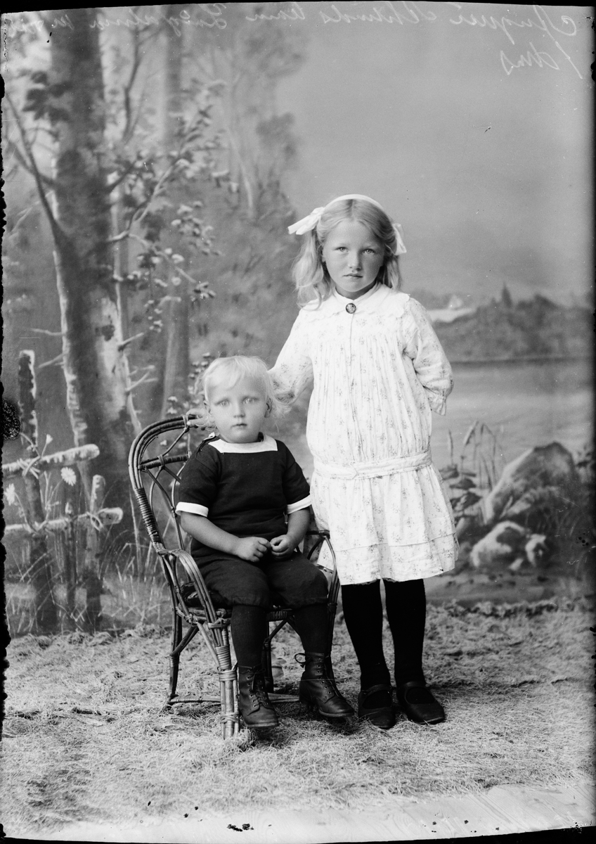 Skötsner-Edhlund, Ateljé portrait - the sibling Ahlund of Långalma, Uppland 1919