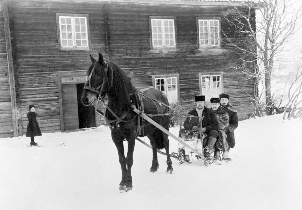 Anno Domkirkeodden, Hest med slede foran Nes Klokkergård. Ved tømmene er Bernt Larsen Slåttlandet (1862-1934). Bak er Harald og Gudbrand Heggenhaugen. Tingnes.