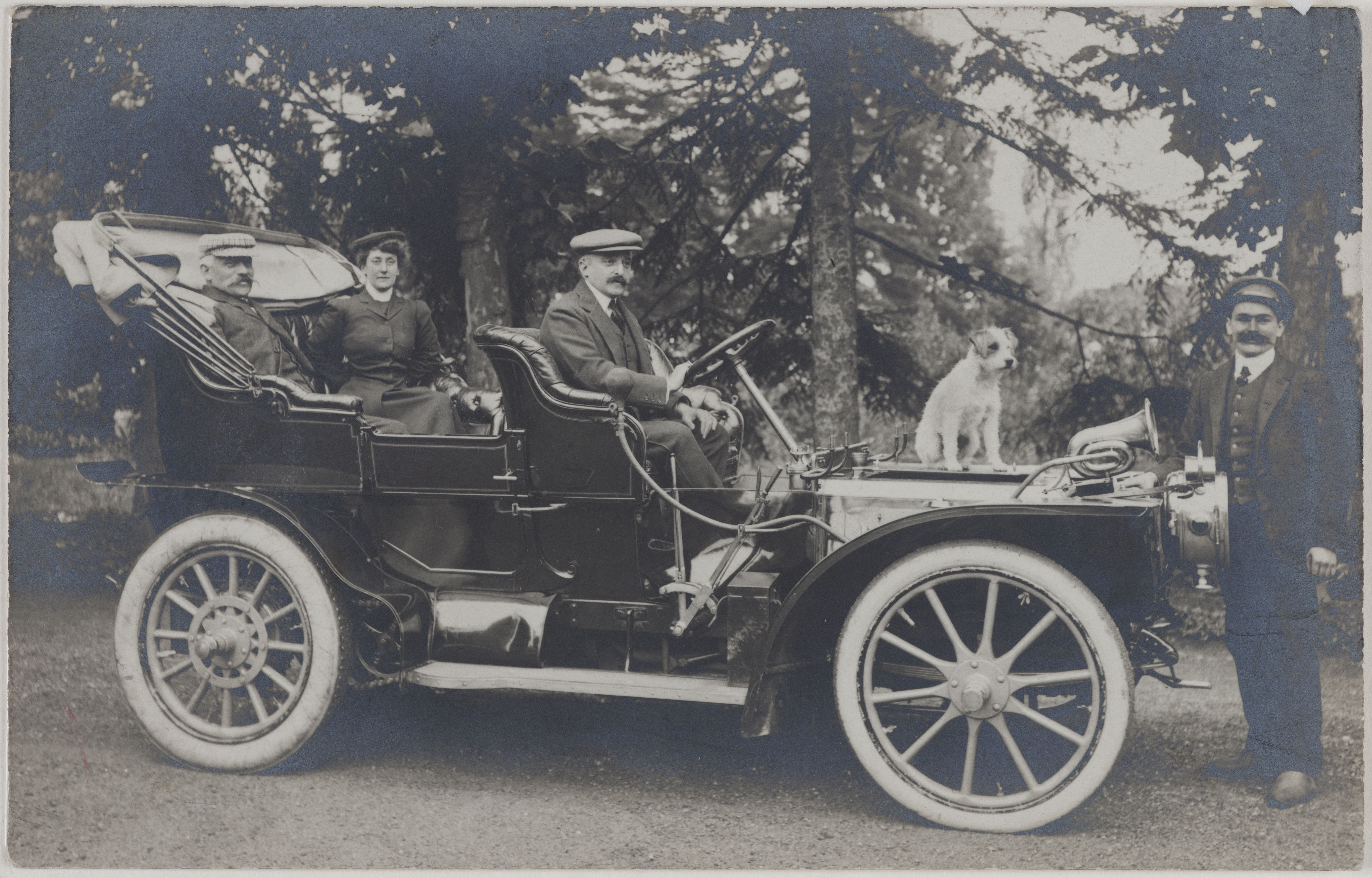 Anonyme, Georges Hugo au volant. Dora sa femme derrière lui.