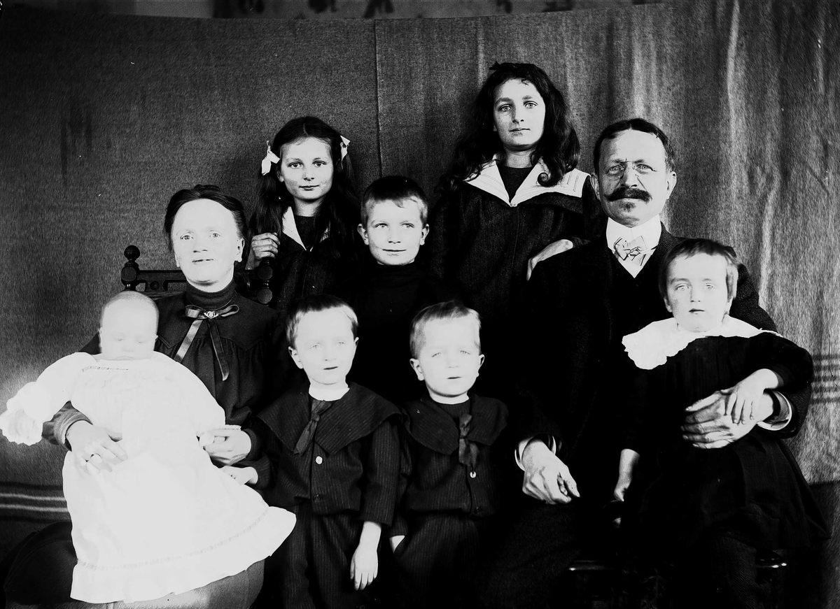 Axel Quinsgaard Wiborg, Gruppeportrett av familien Quinsgaard Wiborg, mor, far og syv barn, Digerud, Frogn, Akershus, 1908.
