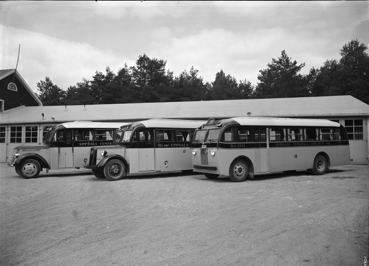 Paul Sandberg, Bussar tillhörande Uppsala Centrala Omnibuss AB vid bussgarage vid Gråbergsvägen - Skogsbergsvägen, Eriksberg, Uppsala 1939