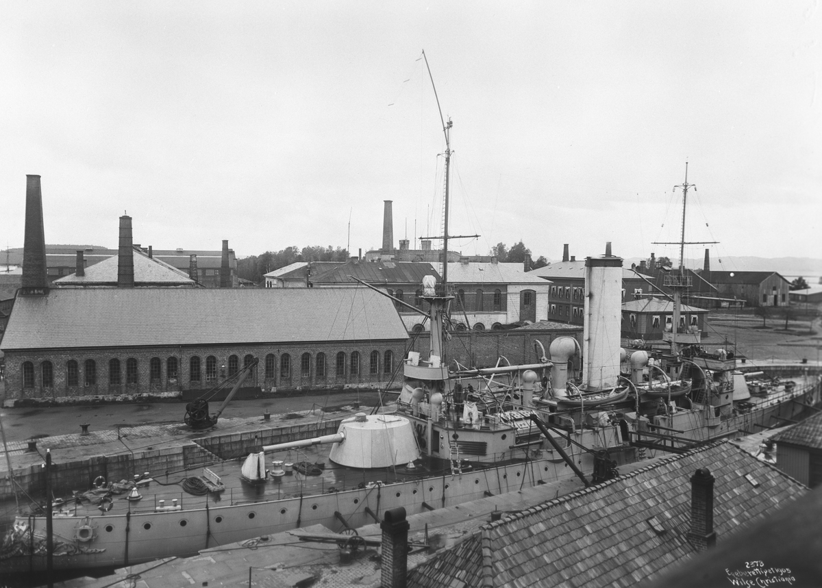 Anders Beer Wilse, Prot: Horten - Harald Hårfagre i dokken med Værftet akterfra, 4. Oct. 1903