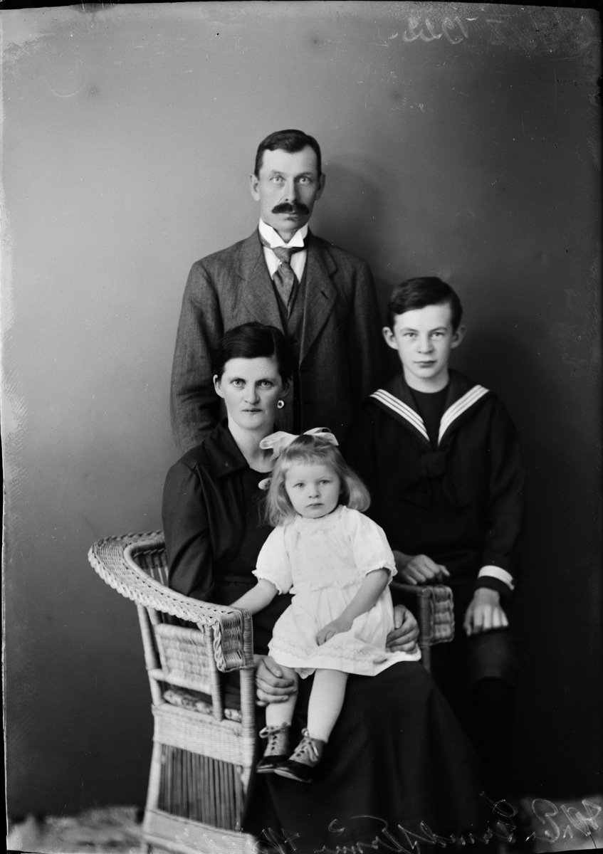 Skötsner-Edhlund, Grupporträtt - familj, Östhammar, Uppland