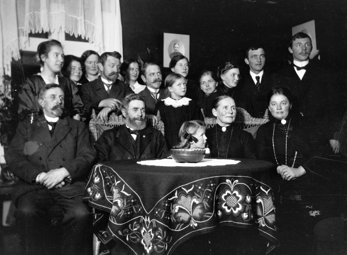 Kristian Heramb, Gr. 16. Familiebilde i stua. Mokværn, Ringsaker.