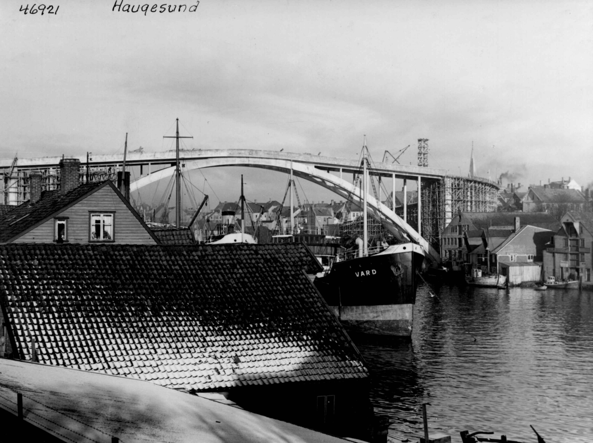 Anders Beer Wilse, Skipet Vard ankret opp i Haugesund. Fotografert av Anders Beer Wilse i 1931.
