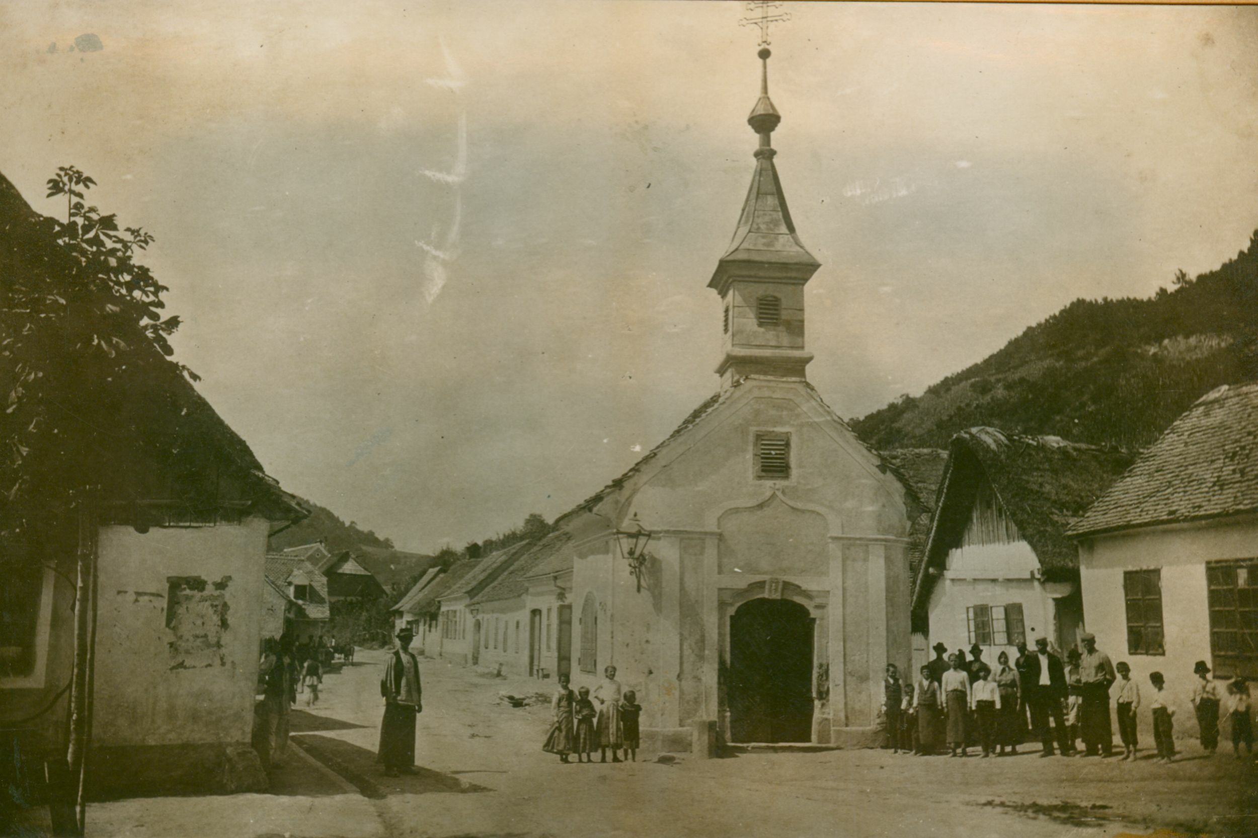 Josip Brunšmid, Krapina - kapelica sv. Florijana s narodom koji pozira