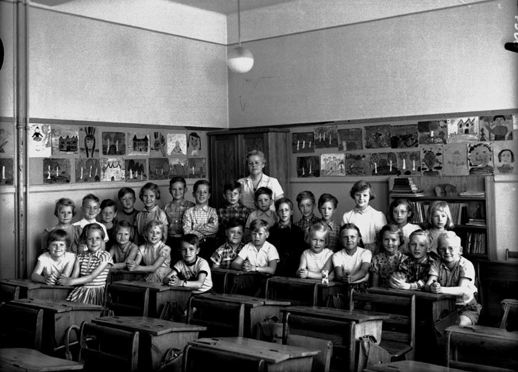 Sven Lindskog, Almby Östra skola, klassrumsinteriör, 27 skolbarn med lärarinna fröken Sonja Gustafsson. Klass 2au, sal 3.